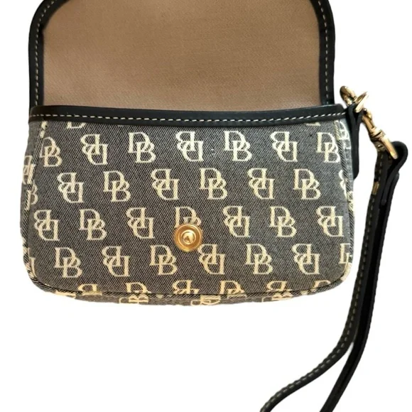 Dooney & Bourke Fabric Wristlet. - Picture 4 of 11